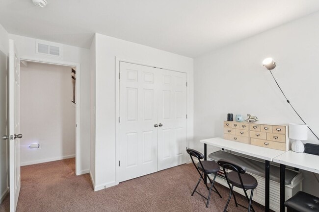 Building Photo - 42227 Canary Grass Square