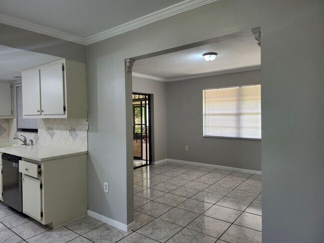 Building Photo - Single Family 3 bedroom 2 bath Must See