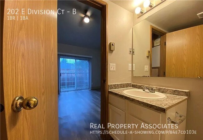 Building Photo - 202 E Division Ct