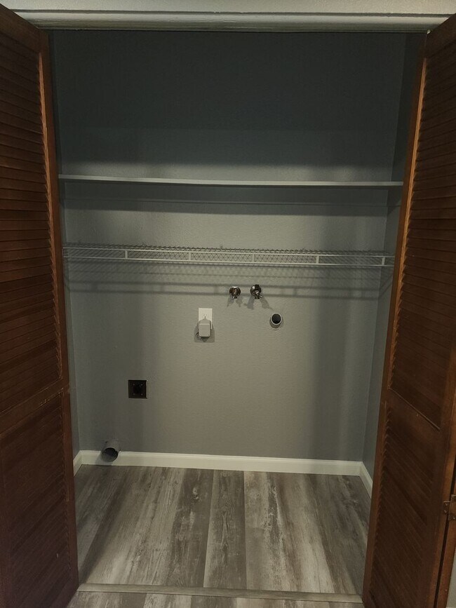 Building Photo - 8616-8618 La Riviera Dr