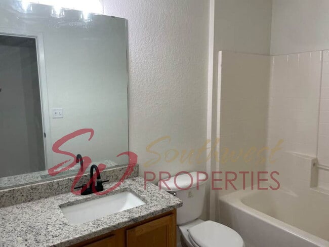 Building Photo - Charming, updated and bright home with private yard!