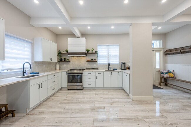 Building Photo - 139 W 4th Ave