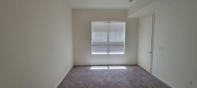 Building Photo - Upscale Executive Living 1 bedroom 1 bath