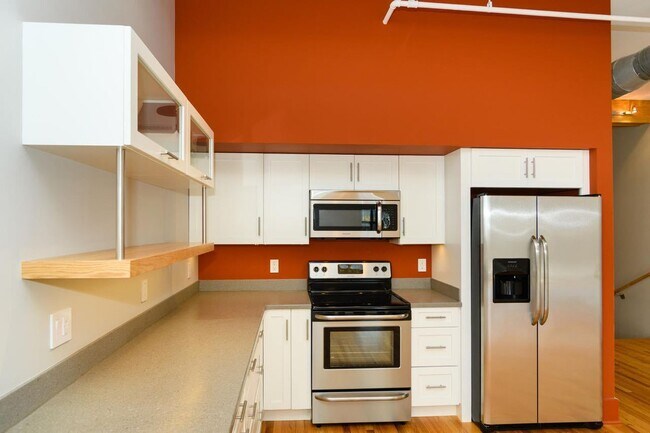 Building Photo - Downtown Top-Floor Loft