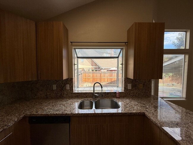 Building Photo - Updated two story home in Sylvan School Di...