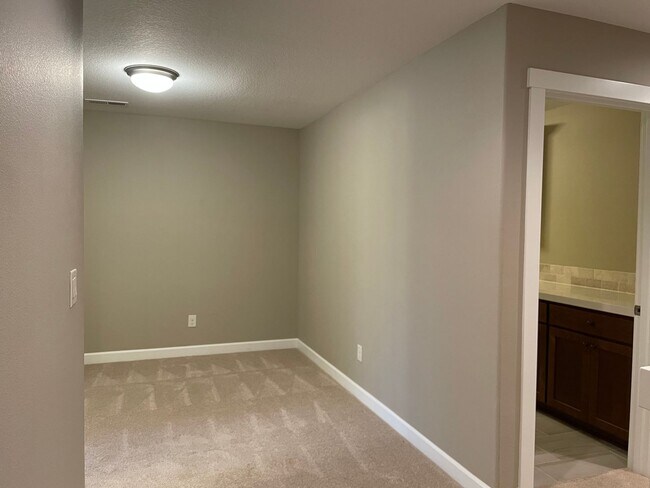 Building Photo - LUXURY 4 BD TOWNHOME! GATED PARKER VILLAGE...