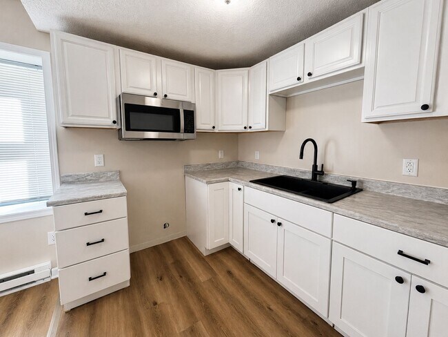 Building Photo - 4 Bed 2 Bath Townhouse for Rent in Rome, NY