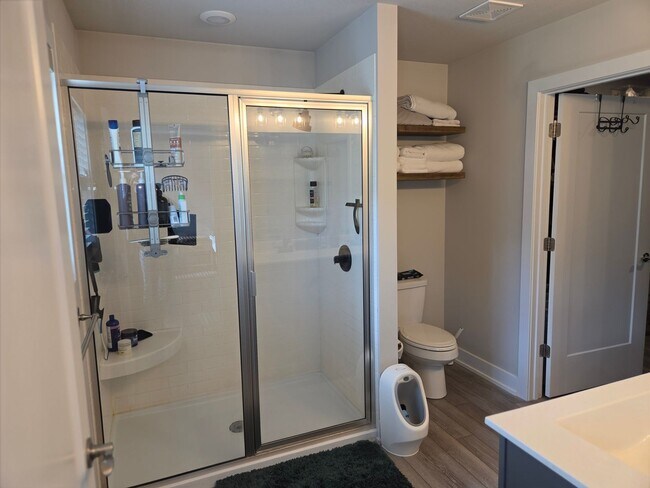 Building Photo - 3 bd, 2 ba house in E Columbia in great move-in shape, fenced, corner lot, w/d provided.