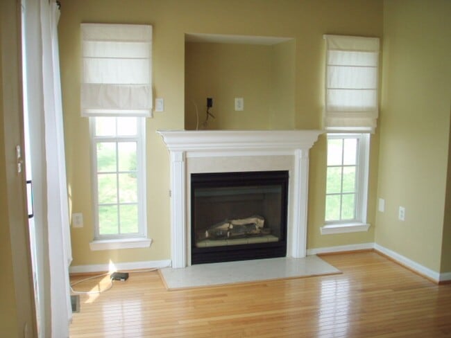 Building Photo - Beautiful 3 Bed 2.5 Bath End-Unit Brick To...
