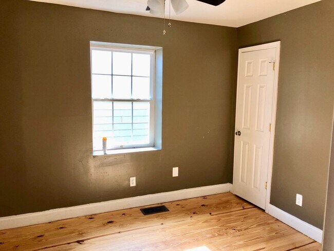 Building Photo - 4 Bedroom 2.5 Bath House in North Central - Downtown Charleston