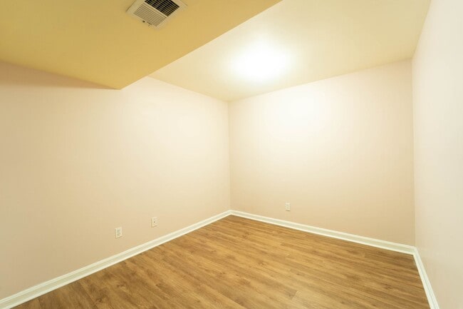 Building Photo - Updated 3-Level End Unit Townhouse in Caro...