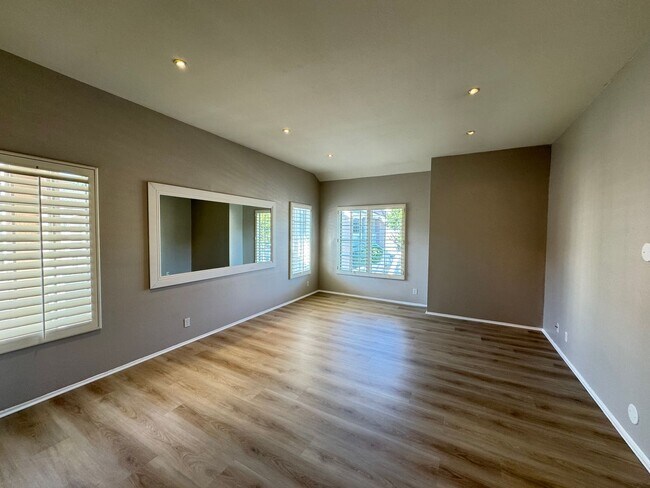 Building Photo - Bright and Airy 2Bd/2Ba Condo w/AC, W/D an...