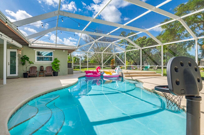 Building Photo - 762 SE River Ln