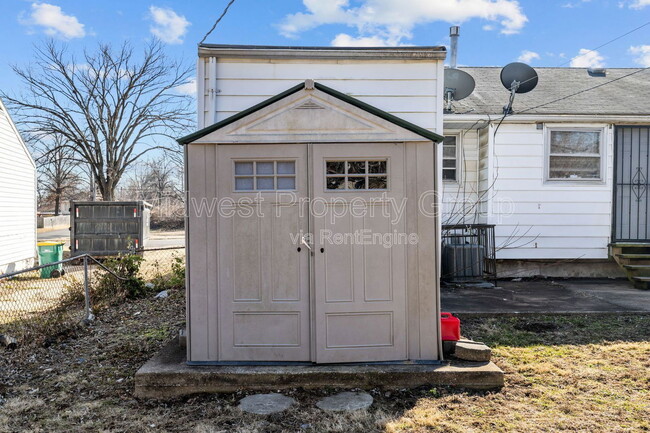 Building Photo - 405 Cameron Rd