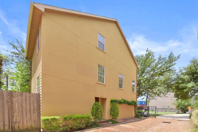 Building Photo - Gated Serenity Just Steps from Downtown