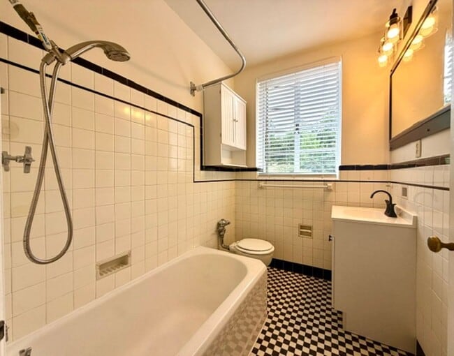 Building Photo - 1/2 MONTH OFF SPECIAL - Dilworth -Historic Myrtle Sq 1 bed 1 bath condo