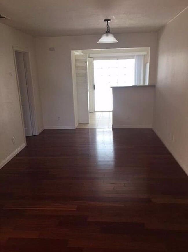 Building Photo - Spacious Beach House