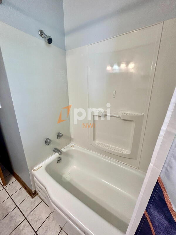 Building Photo - 5107 White Oak Terrace