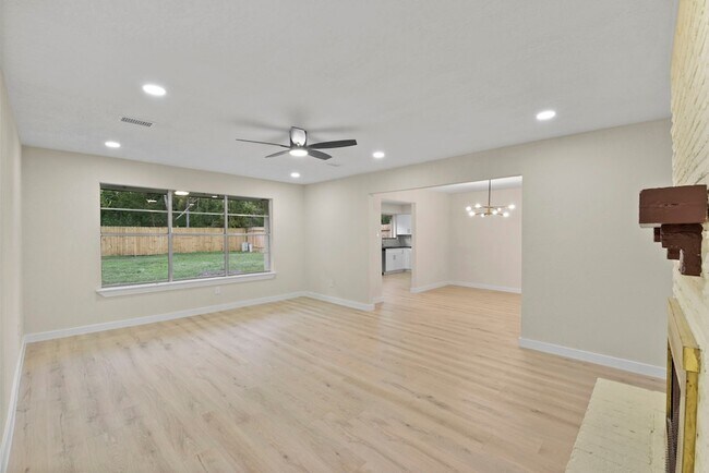 Building Photo - 2322 Aprilmont Dr