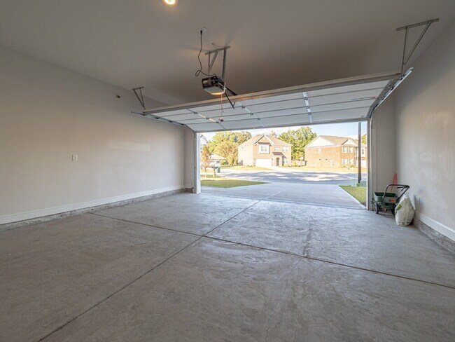 Building Photo - Like new and available now!