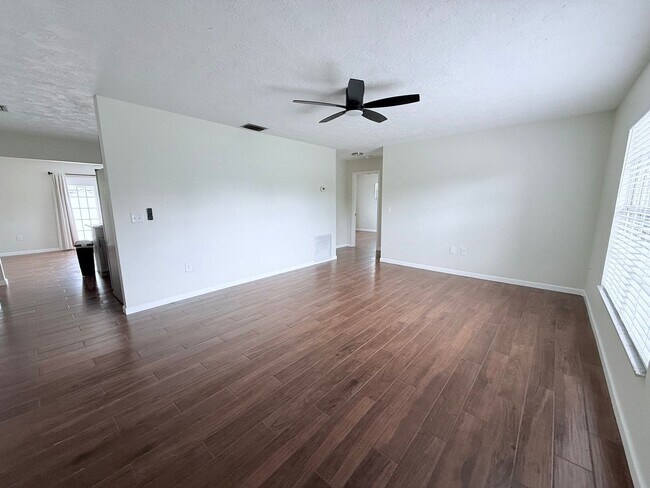Building Photo - 3-Bed/2-Bath Sarasota Gem: Private Pool & Central Location!!