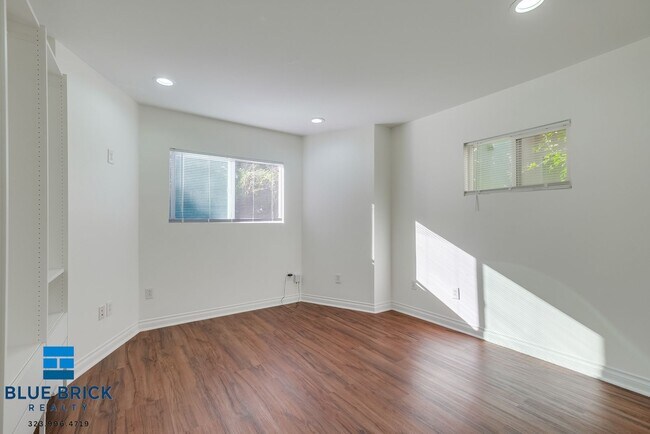 Building Photo - 1223 N Bronson Ave