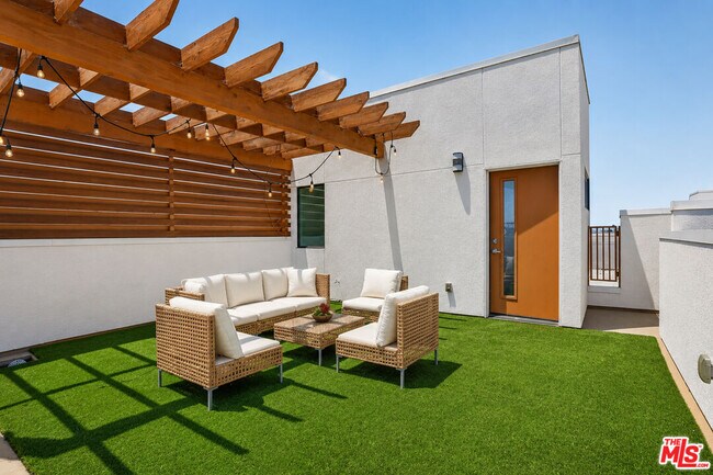 Building Photo - 1678 Topanga