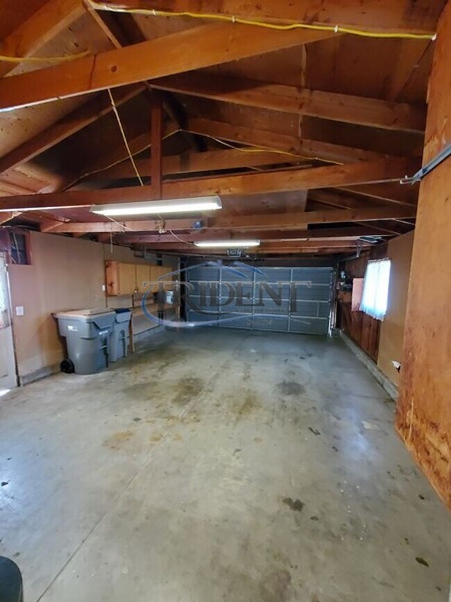 Building Photo - This is a cute 4 bedroom, 2 bath house in an established Woodland community