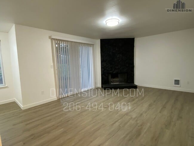 Building Photo - Bottom floor Condo with W&D hookups in Federal Way, Utilities Included!
