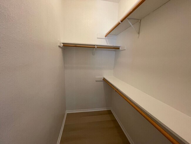 Building Photo - 105-107 Sunburst Court