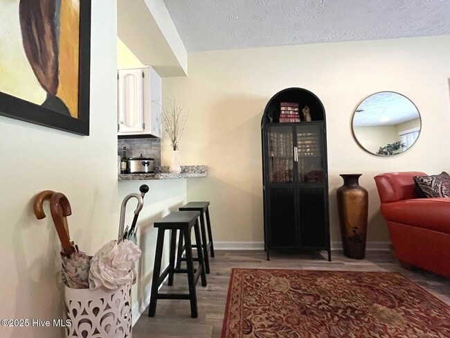 Building Photo - 940 Linden Rd