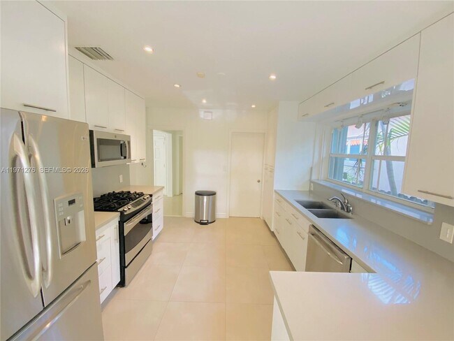 Building Photo - 8959 Dickens Ave