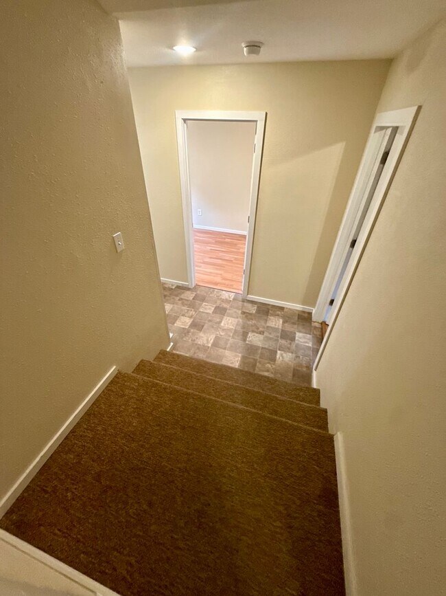 Building Photo - Gorgeous 4 Bed / 2 Bath Home on 6th Street!