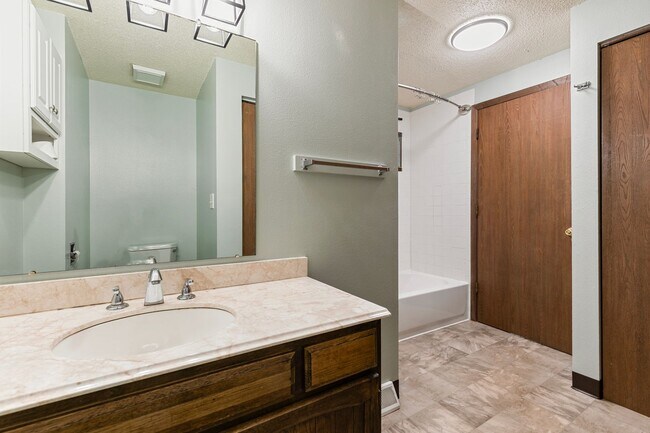Building Photo - 390 Knotty Pl
