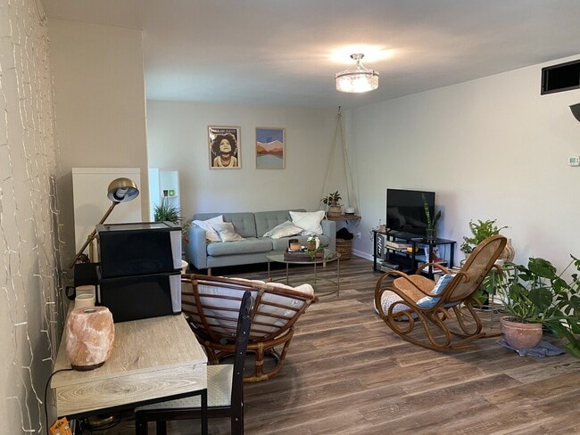 Building Photo - Carriage Hill Apartments