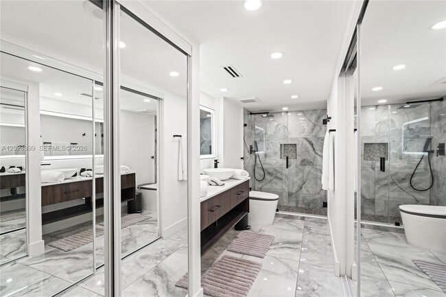 Building Photo - 5701 Collins Ave