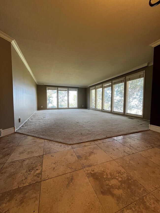 Building Photo - Beautiful 5 Bedroom/4 Bathroom in Bountiful