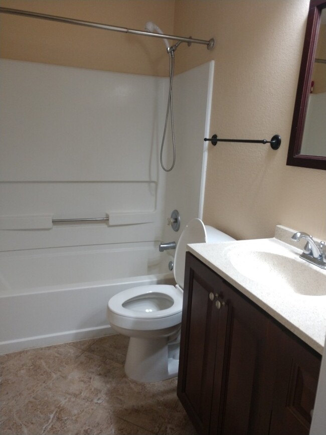 Building Photo - Beautiful 3 Bed 2 Bath Townhouse Close to ...