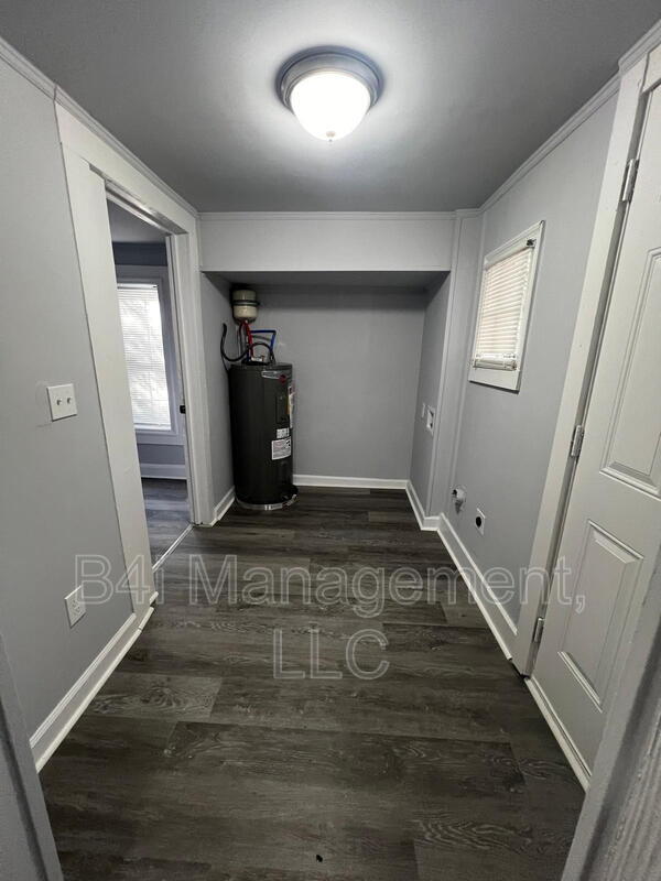 Building Photo - 1334 W Poplar St