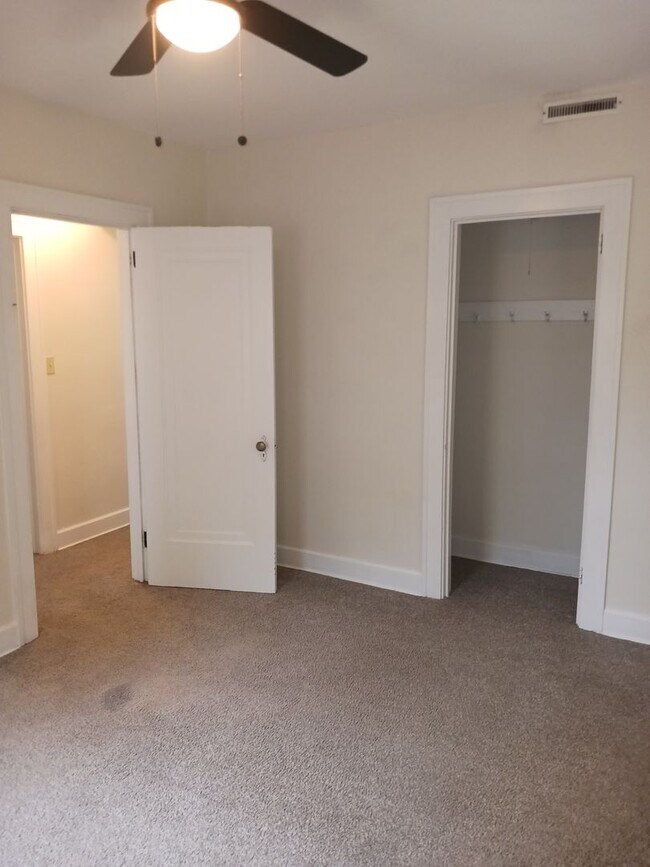 Building Photo - 4 bedroom 2 full baths Upper Northside Youngstown