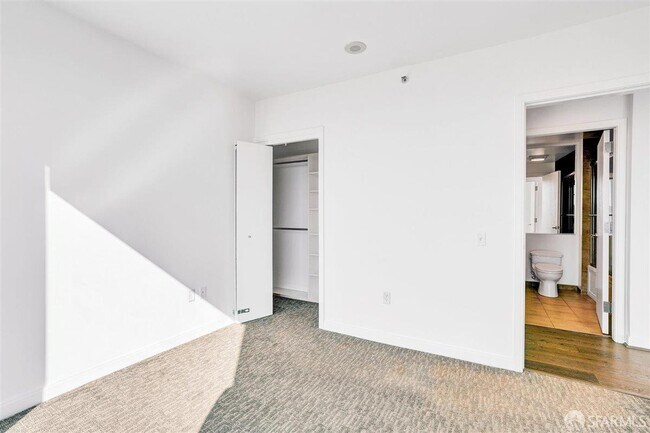 Building Photo - 425 1st St
