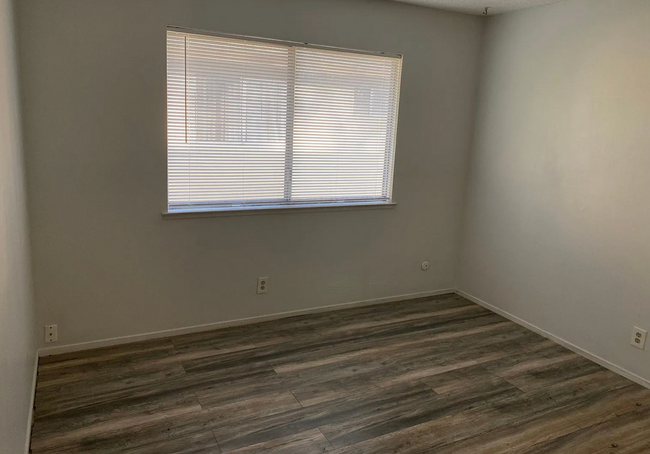 Building Photo - 2bed/1bath with Central AC! Garage! Laundr...