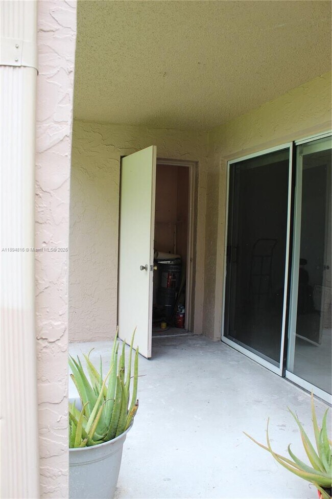 Building Photo - 10420 SW 158th Ct