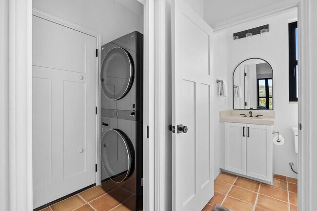 Building Photo - 2701 Bumble Bee Dr