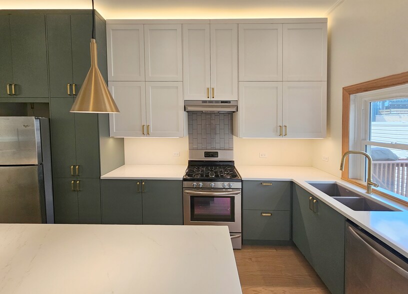 Tons of cabinet storage - 2170 W Bowler St