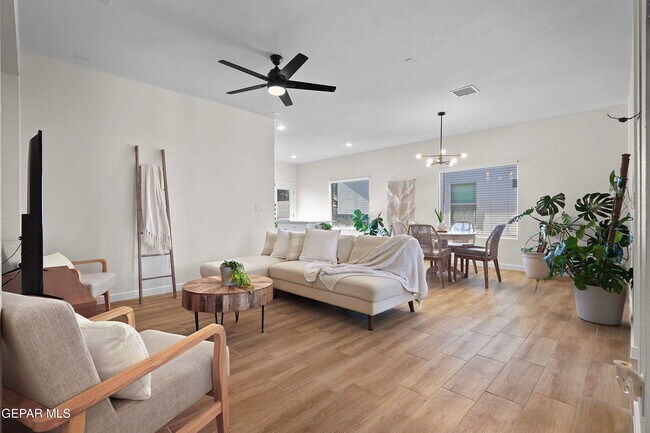 Building Photo - 444 Deserts Dr