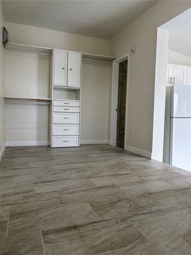 Building Photo - 7515 Dickens Ave