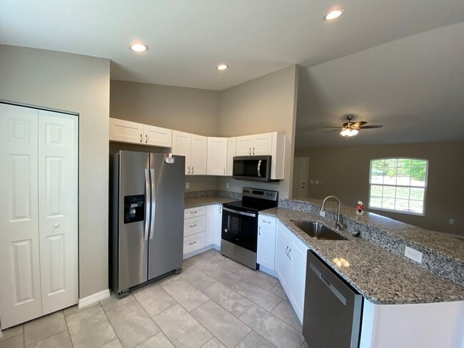 Building Photo - Desirable SE Ocala Neighborhood 3/2/2 *WON'T LAST*