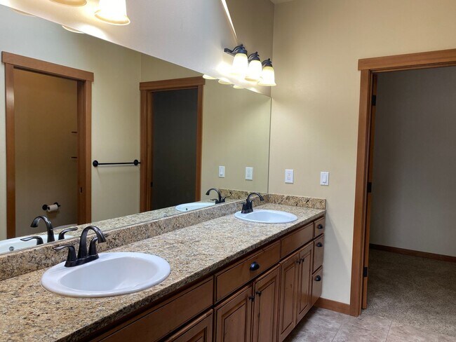Building Photo - 566 Village Dr