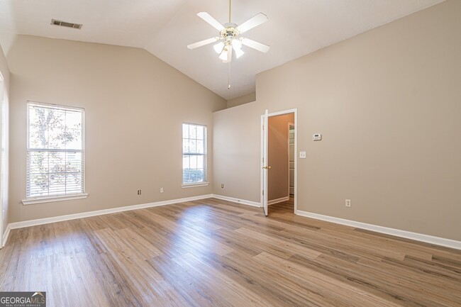 Building Photo - 5755 Lakeview Cir